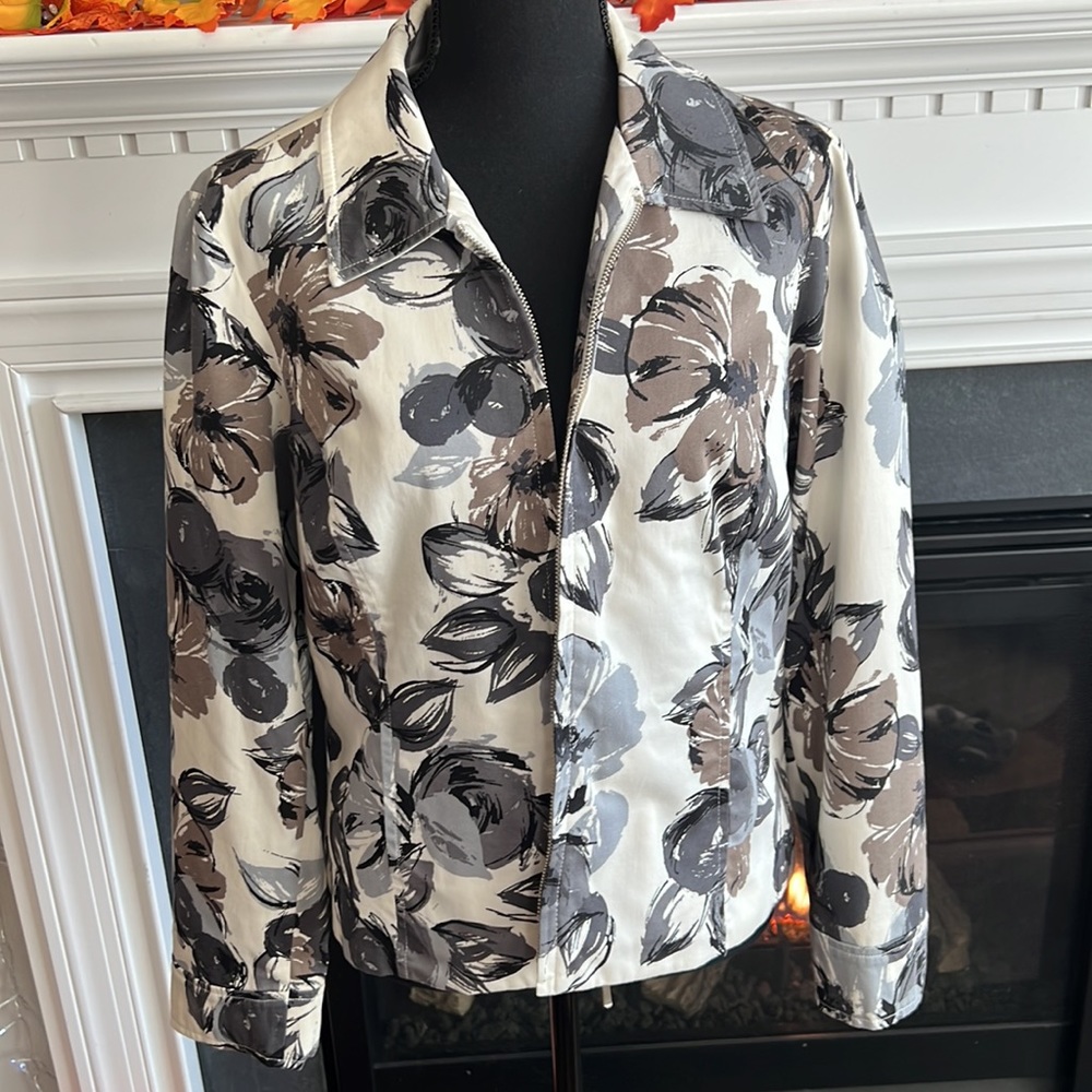 Beautifully lined floral top - 212 Collection